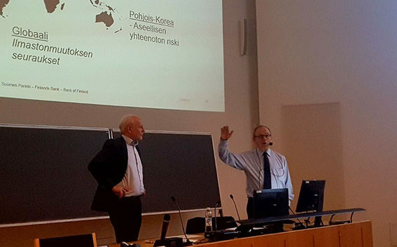 Professori Pohjolan luennoilla käy säännöllisesti vierailevina luennoitsijoina korkeatasoisia yhteiskunnallisia vaikuttajia. Tällä kertaa vieraana oli Suomen Pankin pääjohtaja Erkki Liikanen.