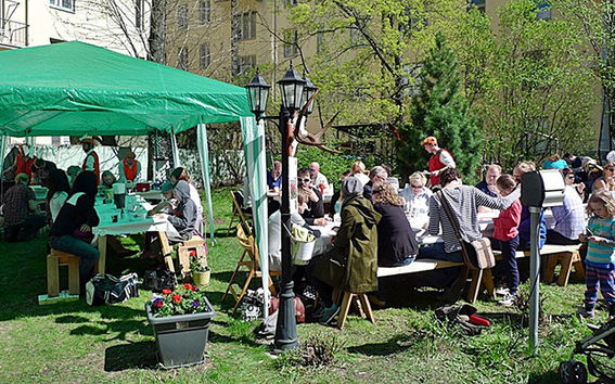 Restaurant Day was a movement where people around the world could set up their own pop-up restaurants without obtaining government permits. A picture from Töölö, Helsinki, Finland in 2013. Photo: Henri Weijo/Aalto University