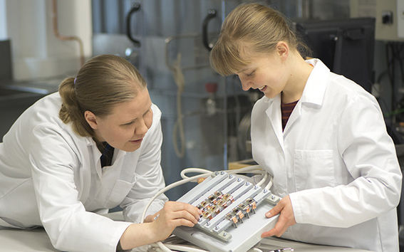 Kati Miettunen (l.) and Armi Tiihonen (r.) examine new dye-sensitised solar cells. Picture: Valeriya Azovskaya, Aalto Materials Platform.