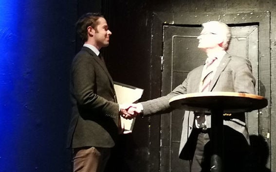 Kuvassa Aleksi Rinta-Paavola (vas.) vastaanottaa tunnustuksen Björn Sundströmiltä Trondheimissa 7.8.2018.