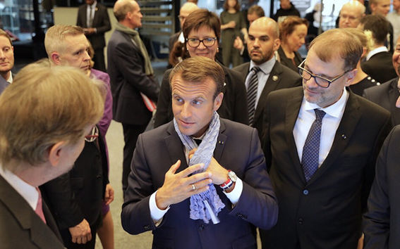 President Macron received a scarf made from old jeans with Ioncell-F technology. Photo: Aalto University/Mikko Raskinen