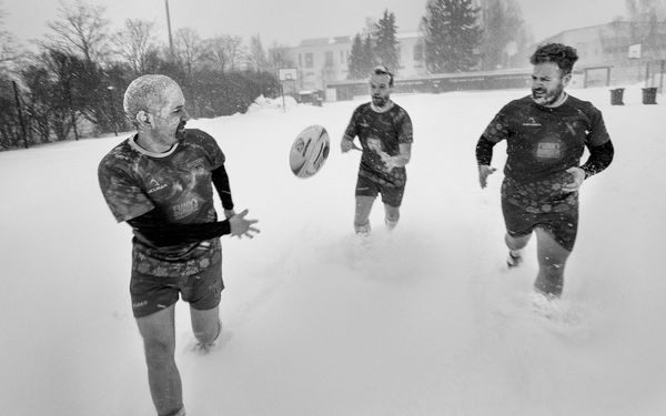MIehet pelaavat rugbya lumessa, kuva: Aki-Pekka Sinikoski. 