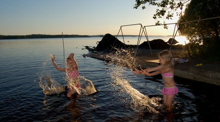 Lapsia Pielisen rannalla / Children on the shore of Lake Pielinen