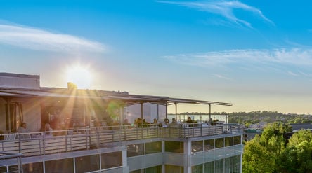 Riga Islande Hotellin 10. kerroksen terassi kauniissa auringonlaskussa