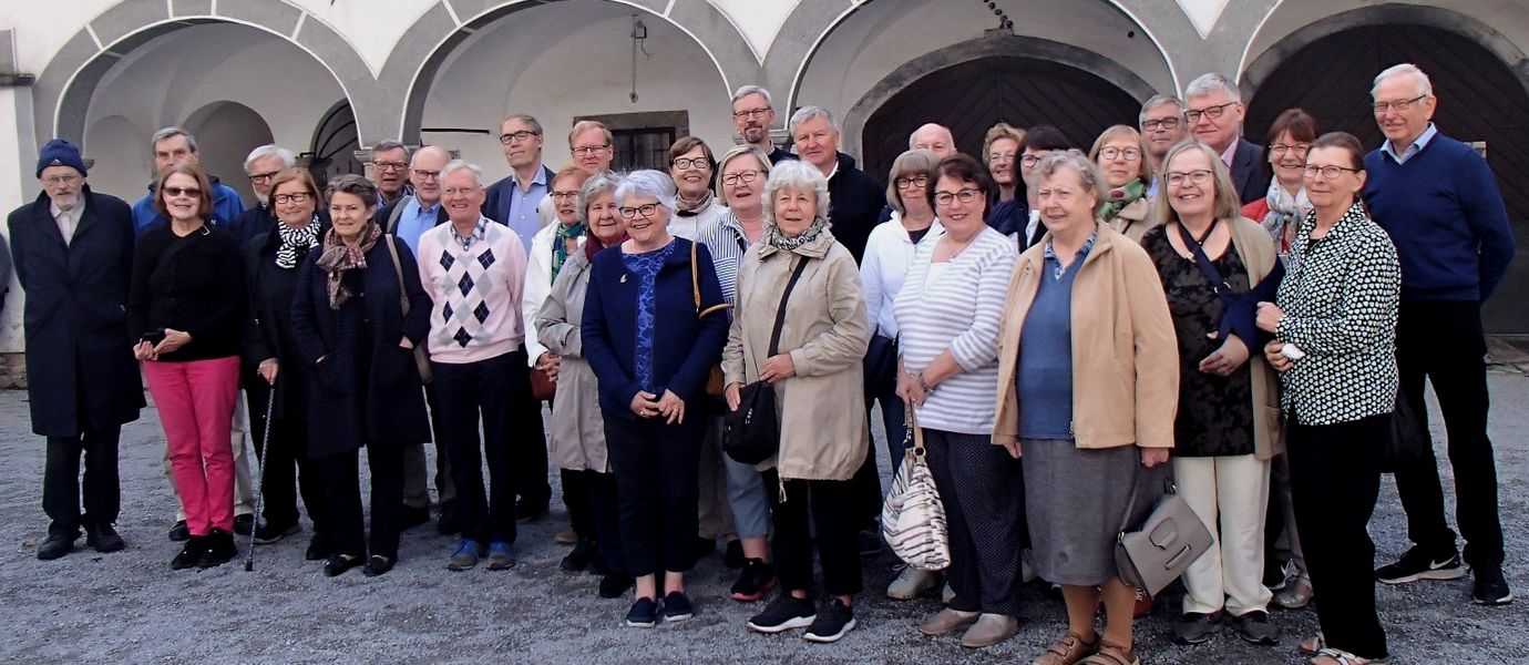 Iloinen senioriryhmä tekniikan museolla Borovnicassa lähellä Vrhnikan kaupunkia