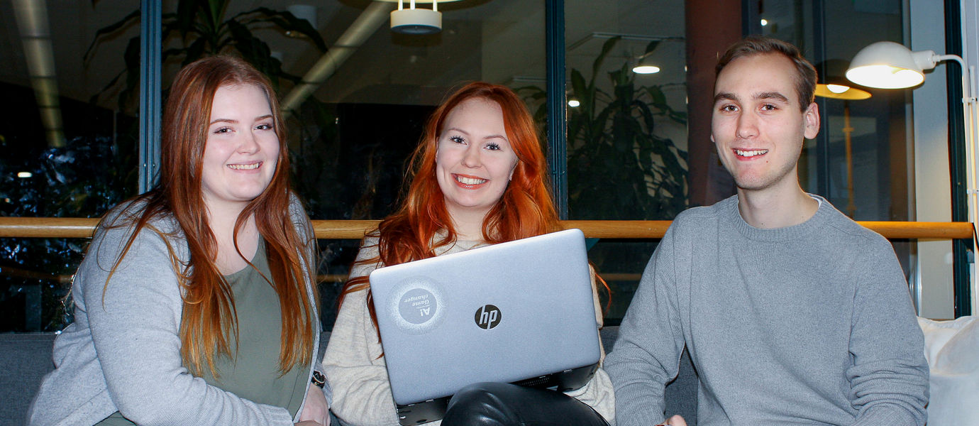 Janina Paasila, Nelli Auriola ja Valtteri Väisänen ovat BScBA-ohjelman opiskelijatyöntekijöitä