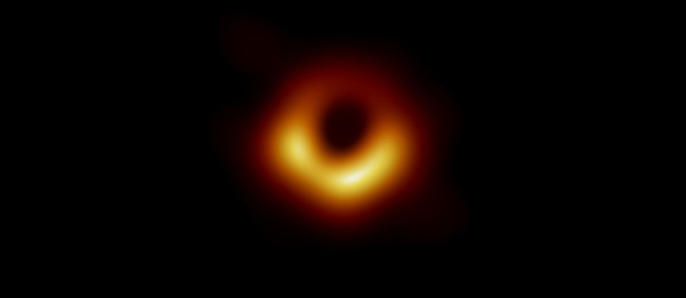 Tähtitieteilijöiden ottama ensimmäinen kuva mustasta aukosta näyttää oranssinkeltaisen hehkuvan ringin keskellä pimeyttä.