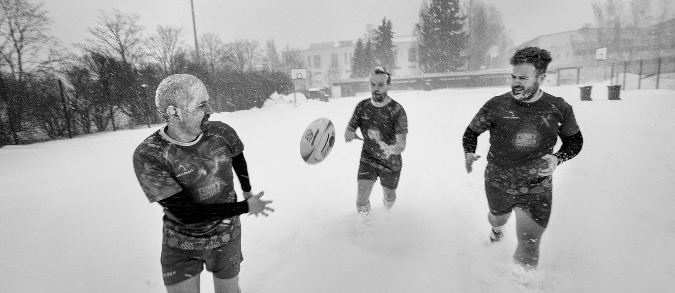 Rugbyn pelaajat lumessa