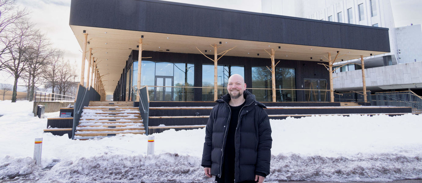 Pikku-Finlandia suunnitellut arkkitehti Jaakko Torvinen talvisessa kuvassa rakennuksen edessä