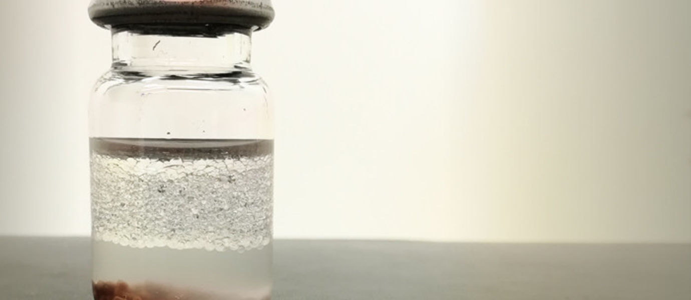 Reaktioastian pohjalla näkyvät biokatalyytit, jotka sisältävät pallomaisia ligniinipartikkeleita rakennetta tukevassa luonnollisessa polymeeriseoksessa, avaavat uusia mahdollisuuksia vedessä tapahtuville synteettisille reaktioille. Kuva: Valeria Azovskaya