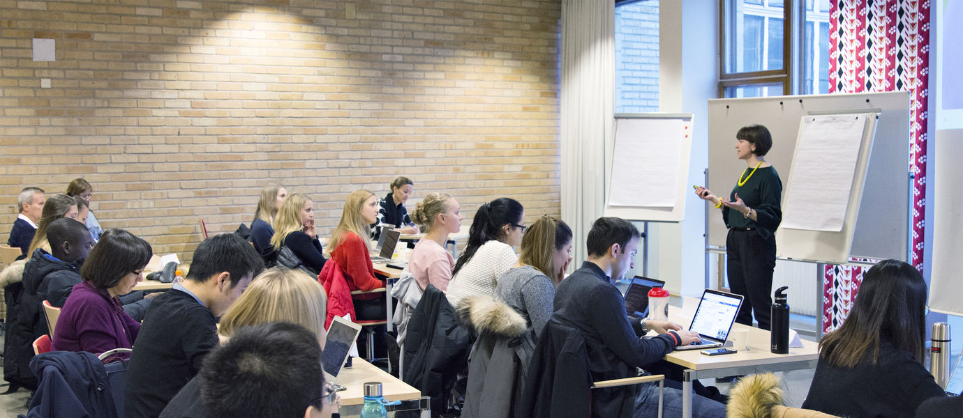 Sustainability in International Business -kurssilla piti vierailijaluennon mm. Nesteen yritysvastuujohtaja Kaisa Hietala.