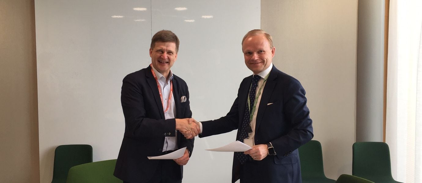 Aalto-yliopiston rehtori Ilkka Niemelä ja Fortumin toimitusjohtaja Pekka Lundmark allekirjoittavat aiesopimuksen yhteistyöstä 5.4.2019