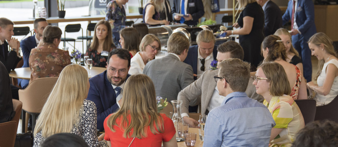 School of Business Masters' Gala 12.6.2019: participants having conversations with each other at the restaurant Arvo.