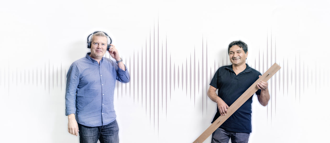 Kuvassa on professori Vesa Välimäki kuulokkeet päässään ja hänen vieressään akatemiatutkija Koray Tahiroğlu, joka soittaa yksikielistä monokordia. Kuvaaja: Jaakko Kahilaniemi.
