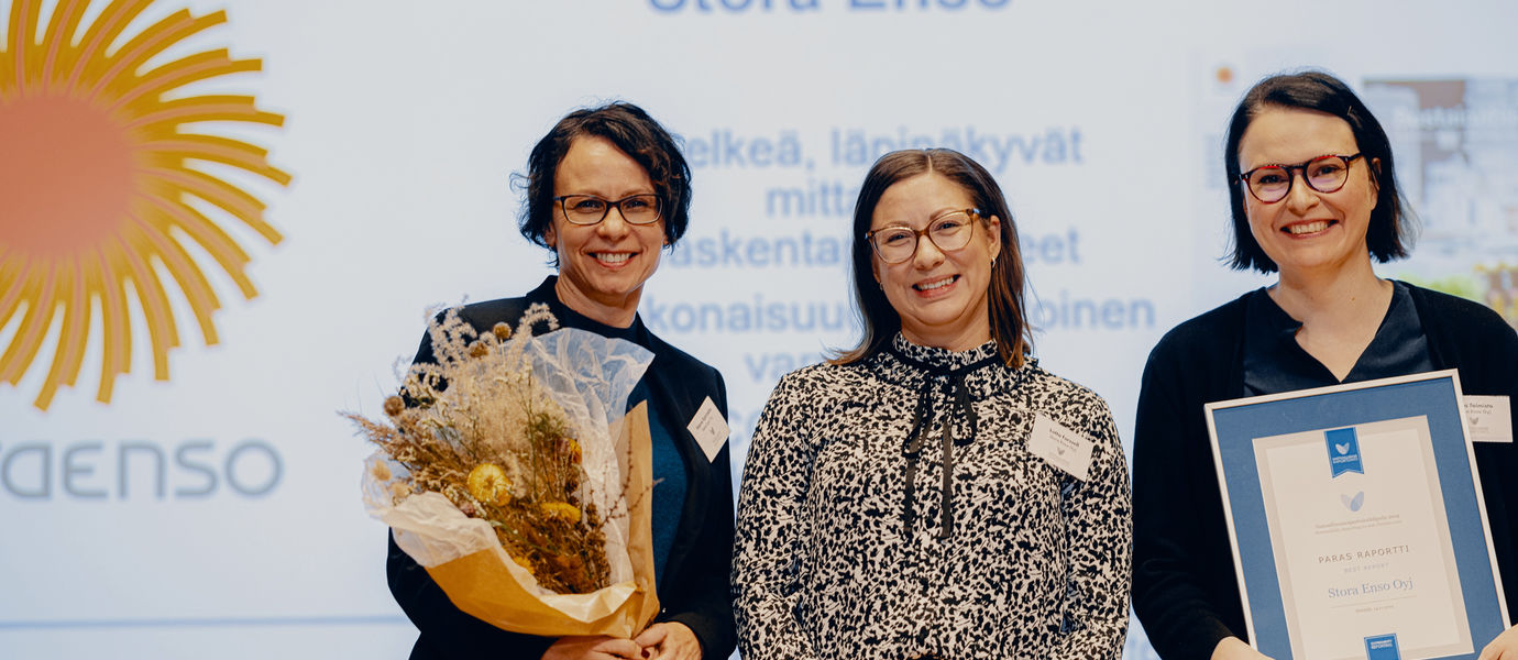 Stora Enson Lotta Forssell, Hanne Karrinaho ja Eeva Taimisto vastaanottivat palkinnon.