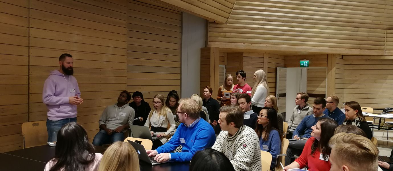 Digitalism Challenge course kickoff 28.10.2019: students interviewing CEO of Fat Lizard Heikki Ylinen about reporting challenges of SMEs.