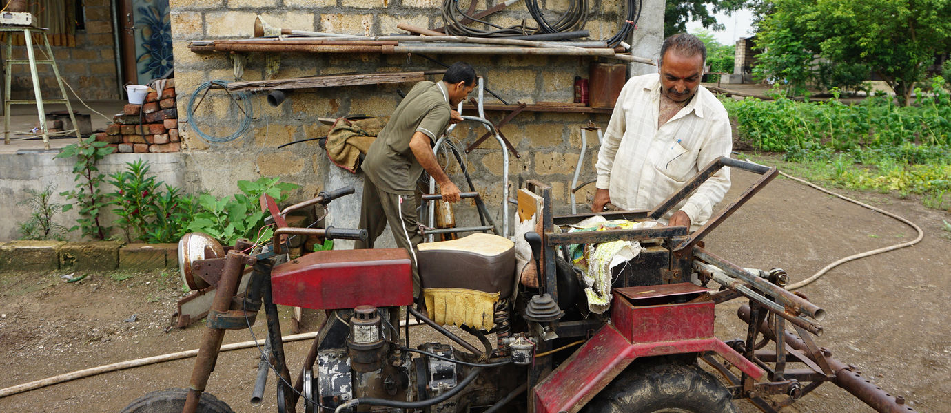 Kolmipyöräinen traktori nimeltään Bullet Santi ja kehittäjänsä Mansukhbhai Jagani