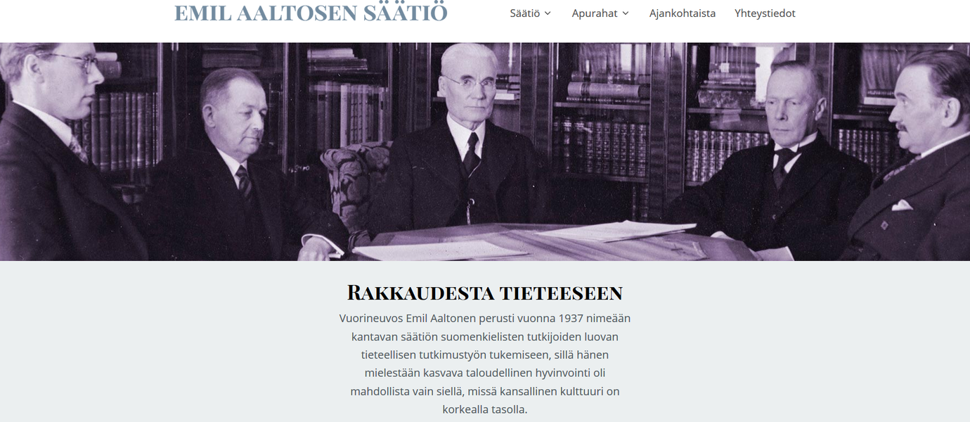 Eemil Aaltosen Säätiön verkkosivuilta tehdyssä kuvakaappauksessa on vanha mustavalkoinen valokuva säätiön historian merkkihenkilöistä