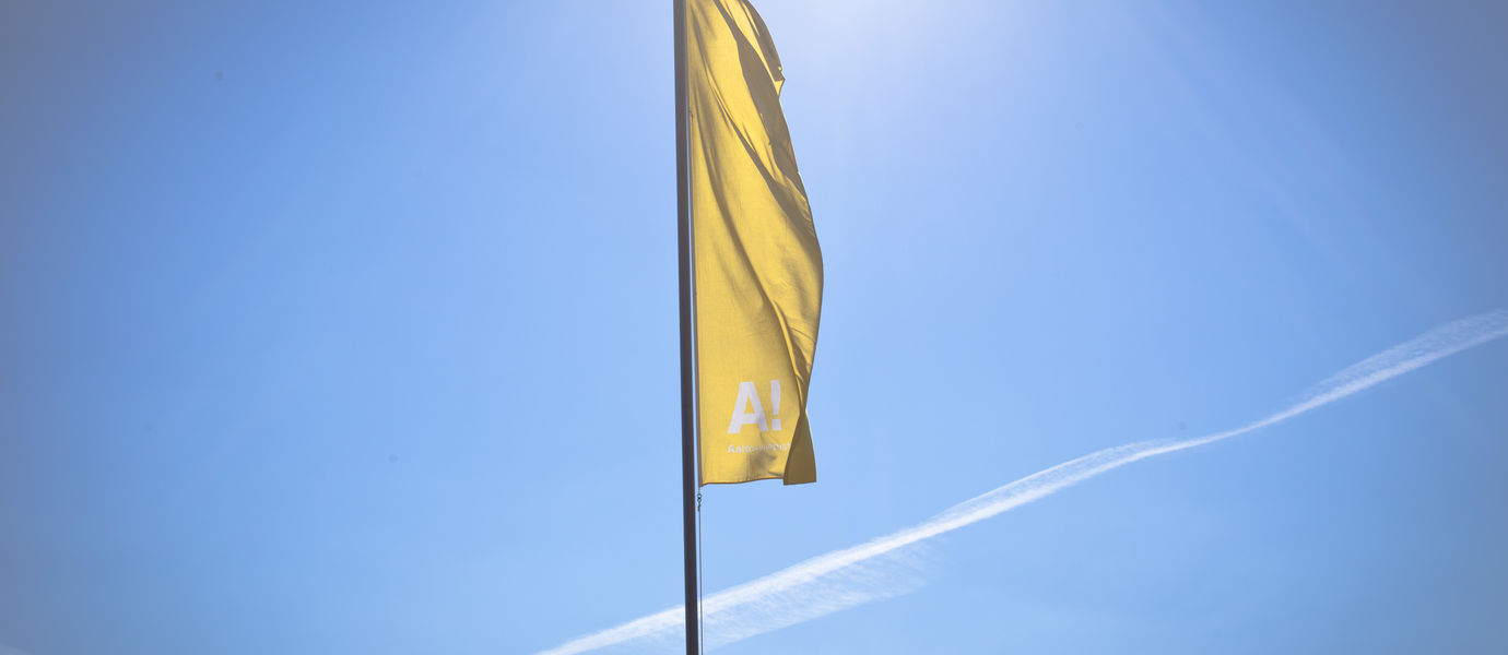 Keltainen Aalto-lippu. Kuva: Juha Juvonen / Aalto-yliopisto