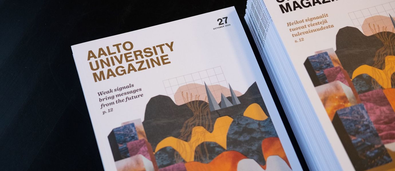 Aalto University Magazine 27 -lehden englanninkielisiä ja suomenkielisiä numeroita vierekkäin pöydällä. Kuva: Anni Kääriä.