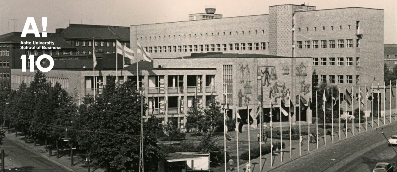 Kauppakorkeakoulun entinen päärakennus Töölössä Kauppis 110 -logolla