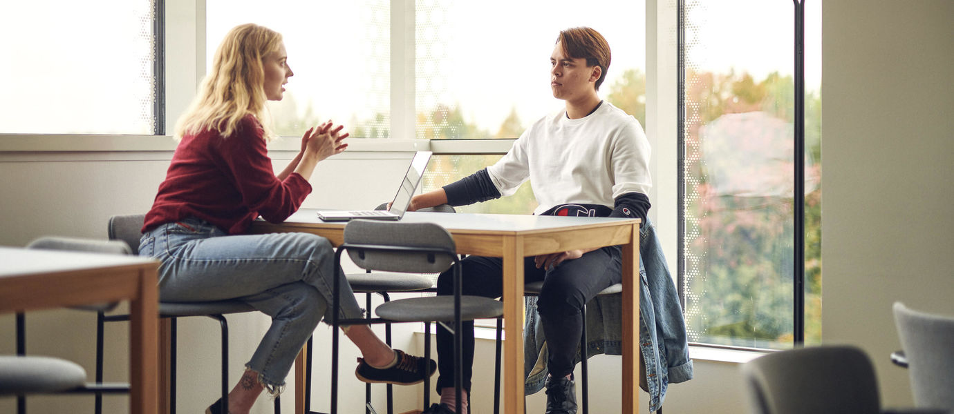 Kaksi opiskelijaa juttelee keskenään. Kuva: Unto Rautio / Aalto-yliopisto
