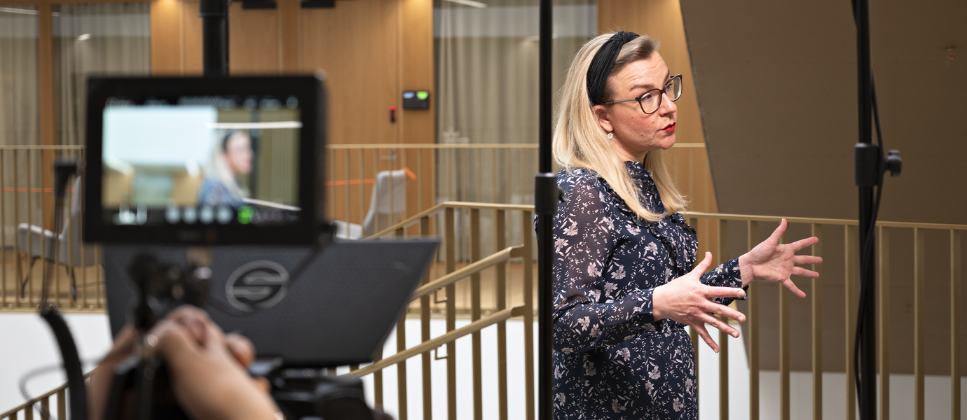 Hertta filming an online teaching video at Aalto University School of Business