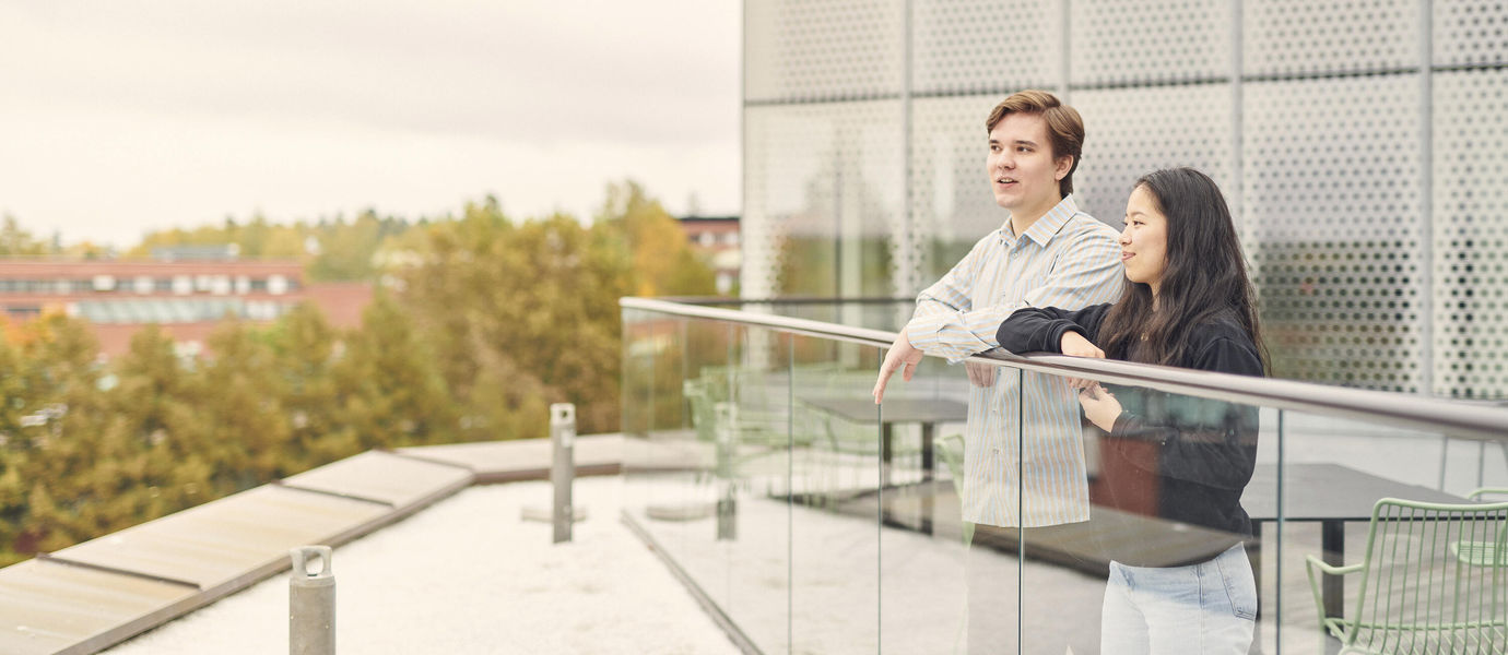 Two Aalto University students on the campus in Otaniemi.