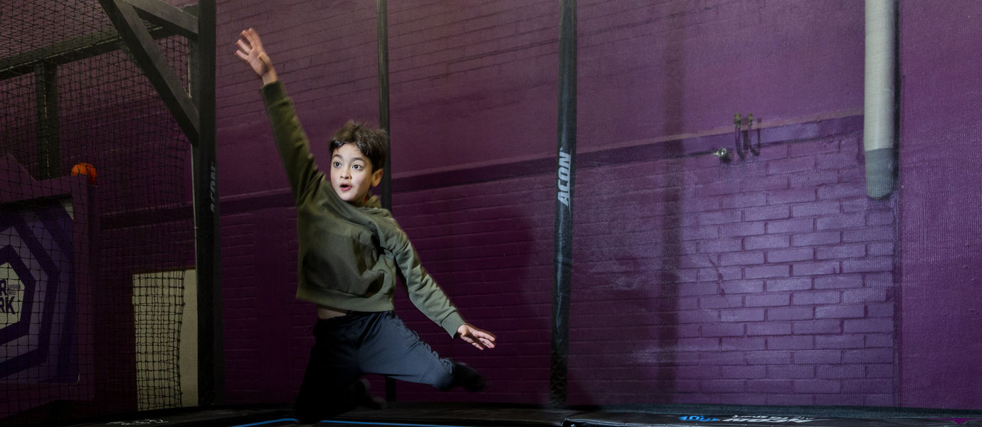 Seitsemänvuotias Nelson hyppimässä trampoliinilla liikuntapuisto SuperParkissa.