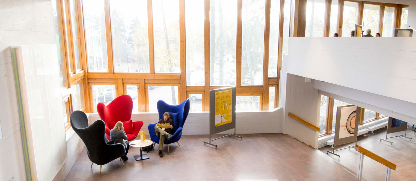 Kuva Dipolin tilasta jossa kaksi henkilöä istuvat tuoleilla