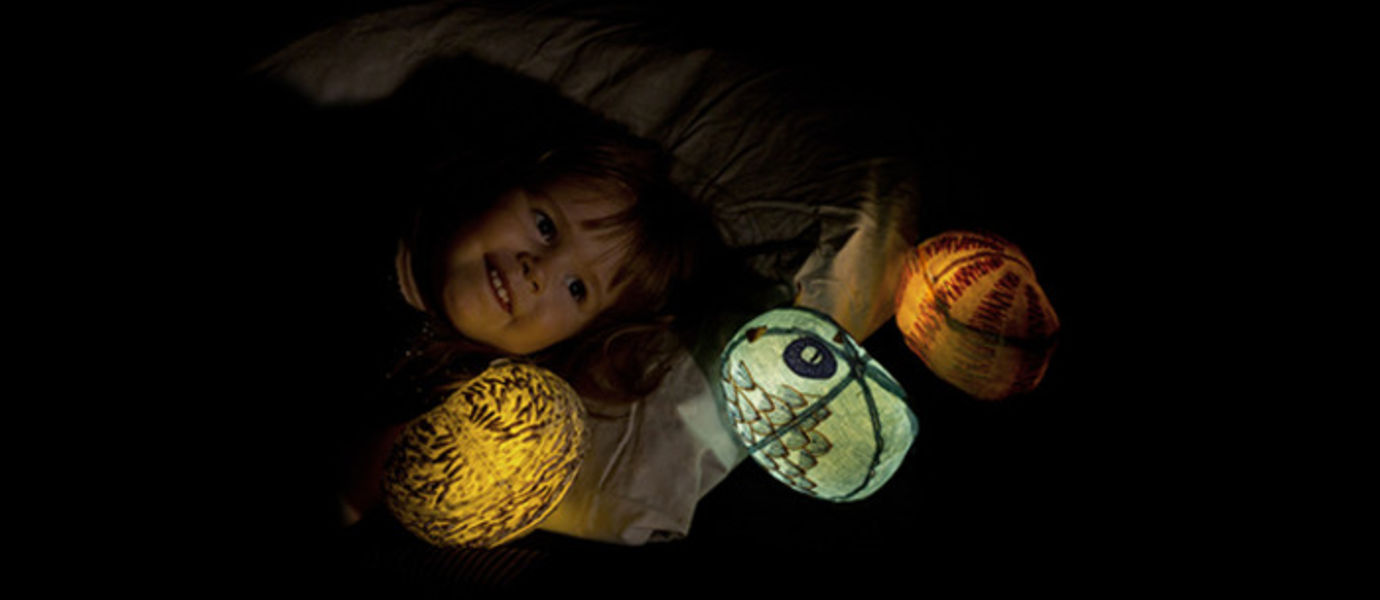 LeeLuu-yövalo luo turvallisuutta pimeää pelkääville lapsille.   Designers: Lisa Gerkens, Hanna Markgren, Emmi Pouta ja Sagn-Hyun Ryu.