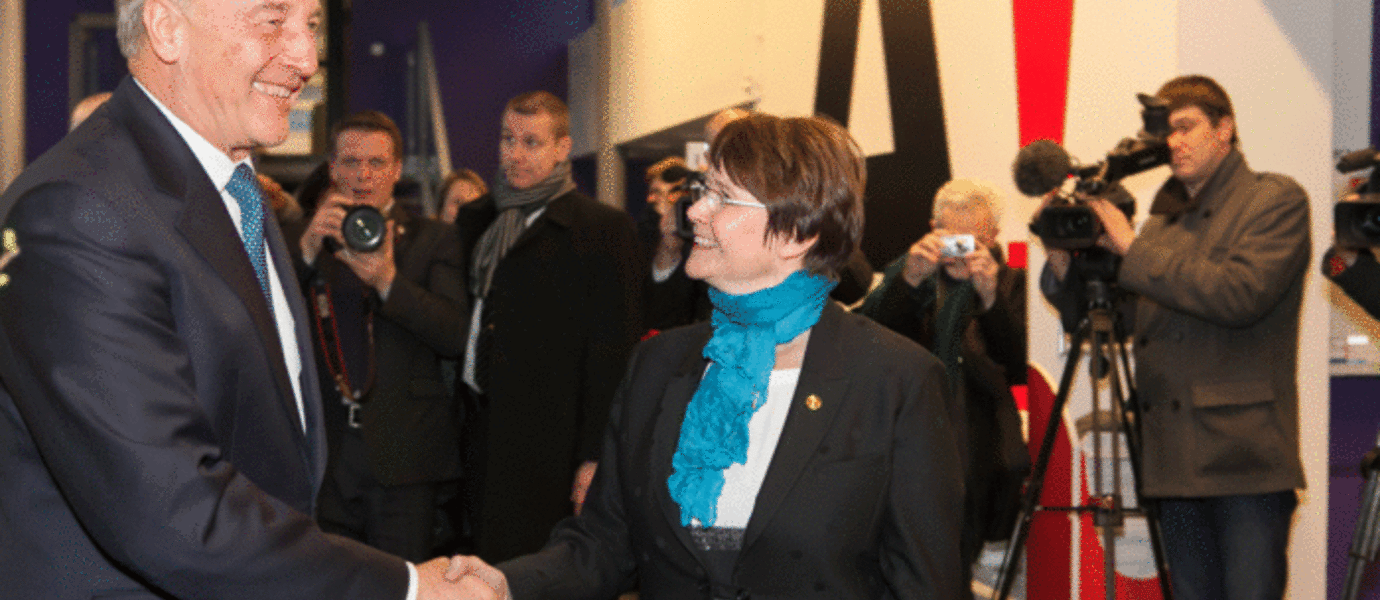 Rehtori Tuula Teeri toivotti presidentti Bērziņšin tervetulleeksi Aalto-yliopistoon.