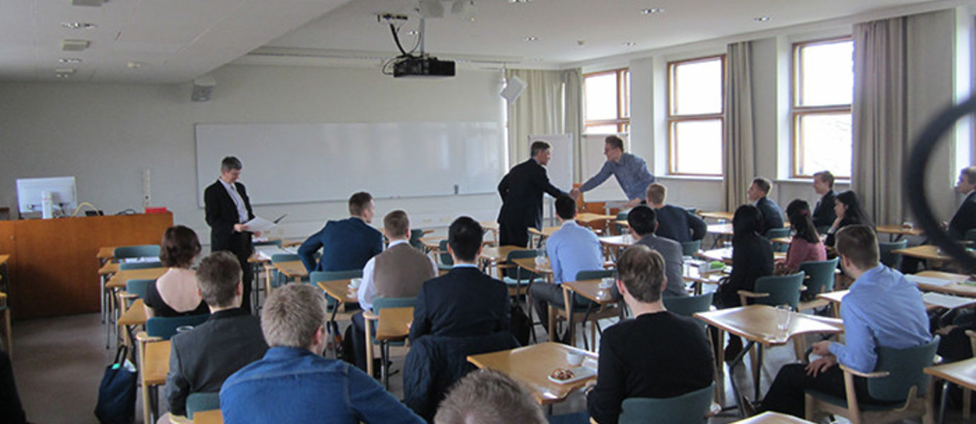 Kauppakorkeakoulun dekaani Ingmar Björkman ja Oppimispalveluiden päällikkö Margareta Soismaa jakoivat diplomit 7.5.2015 Kauppakorkeakoululla järjestetyssä juhlatilaisuudessa.