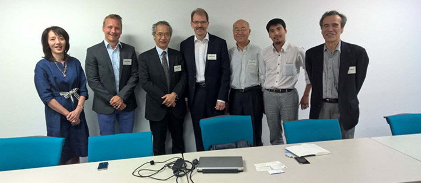 Professori Arto Lindblom (2. vas.) ja Professor of Practice Lasse Mitronen (keskellä) keskustelivat japanilaisten asiantuntijoiden kanssa Japanin ja Suomen innovaatiojärjestelmistä.