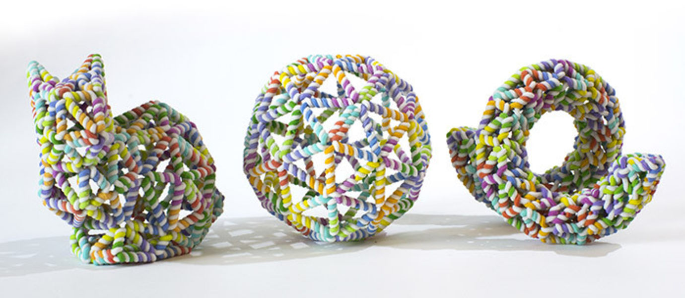 Tutkimuksessa tuotettujen DNA-nanorakenteiden 3D-tulostettuja malleja.  Kuva: Erik Benson