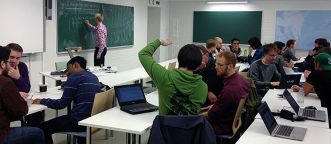 Radiotekniikan maisteriopiskelijat suunnittelevat Antennas workshop-kurssillaan yhteistyössä sisäpaikanninpalveluita tuottavan firman, Quupan, kanssa tilastoivan antennin jääkiekkoon.