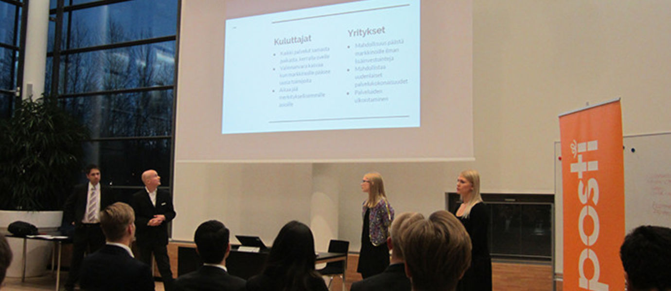 Aalto Crossroads -case-tapahtuma järjestettiin Otaniemen Open Innovation Housessa 9.–10.11.2015. Voittajatiimi (kuvassa) finaaliesityksessään.