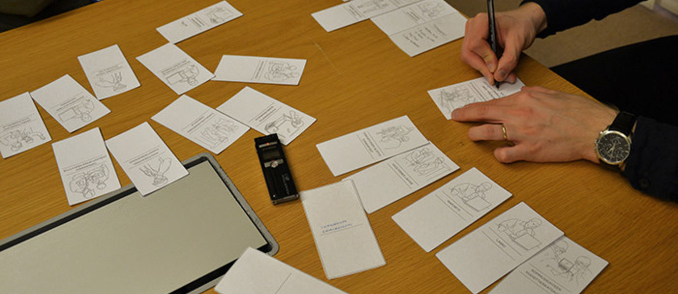 The interview assistant writes notes on cards as the interviewee is talking. The cards helped to see how the steps and touchpoints relate to the customer’s own events. Cards also supported discussing the customers’ experiences in each step.