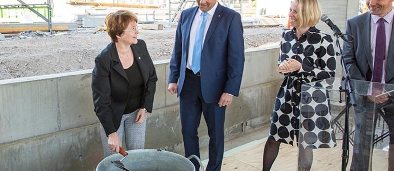 Aalto University President Tuula Teeri had the honour of laying the first brick. This was overseen by Jukka Mäkelä, Mayor of the City of Espoo, Anna Valtonen, Dean of the School of Arts, Design and Architecture, and Juha Pekka Ojala, President and CEO of SRV Group.