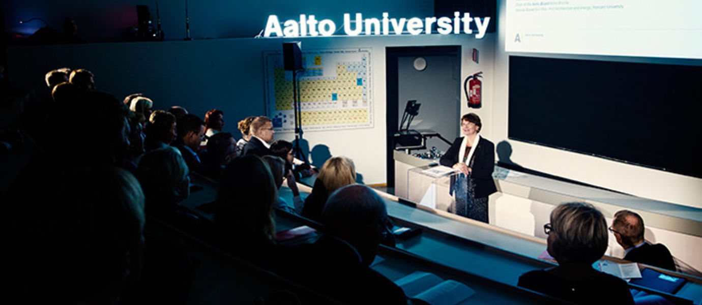 Kemian tekniikan korkeakoulun luentosaliin kokoontunut yleisö kuunteli Aalto-yliopiston kuulumisia rehtori Tuula Teerin kertomina.