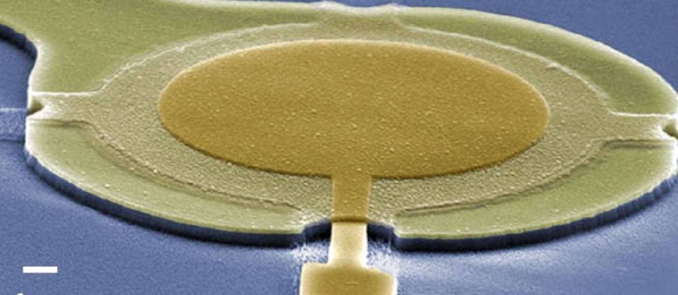 Micro drums enable a nearly noiseless measurement of radio signals. The drum is made of thin superconducting aluminium film on top of a quartz chip (blue background). Image: Mika Sillanpää