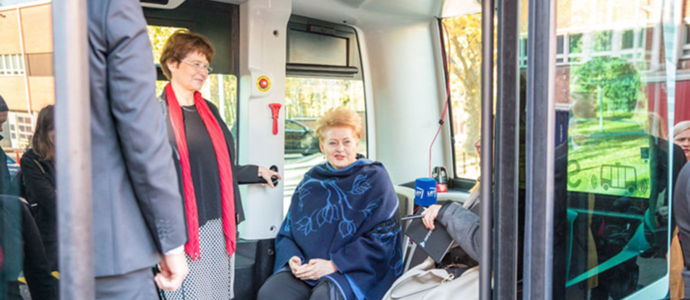 Presidentti Dalia Grybauskaite halusi kokeilla matkustamista robottibussilla.