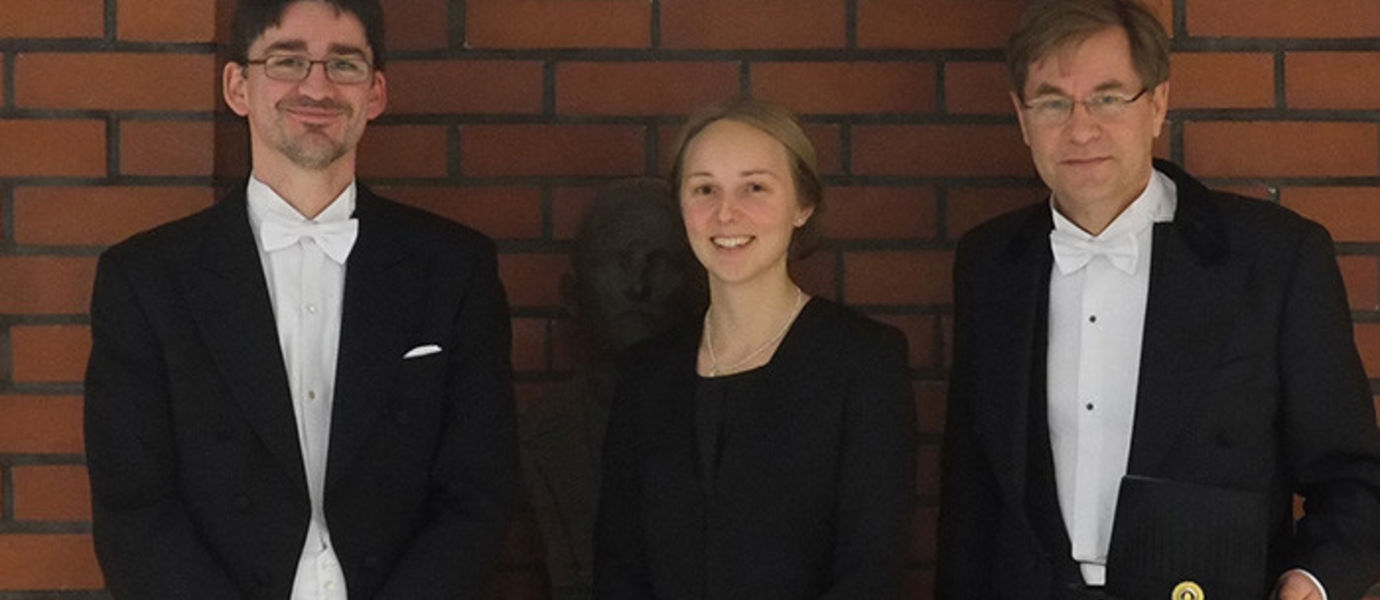 Vastaväittäjä, professori Dubruell (University of Gent) (vas.), Laura Elomaa ja professori Seppälä. Taustalla Gustaf Kompan patsas.