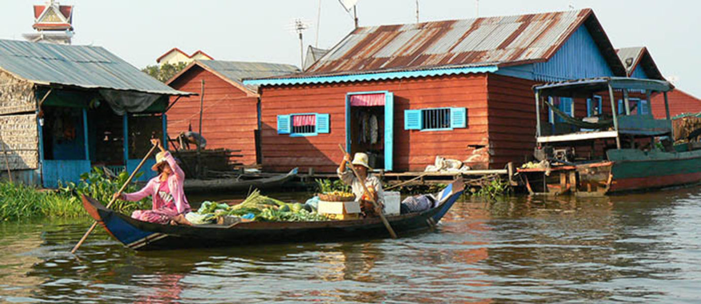 Kelluva kylä Tonle-Sap järvellä Kambodzassa. Mekong-joella elinkeinot ja ruokaturva ovat vahvasti veteen kytkeytynyeitä. Kuva: Timo Räsänen
