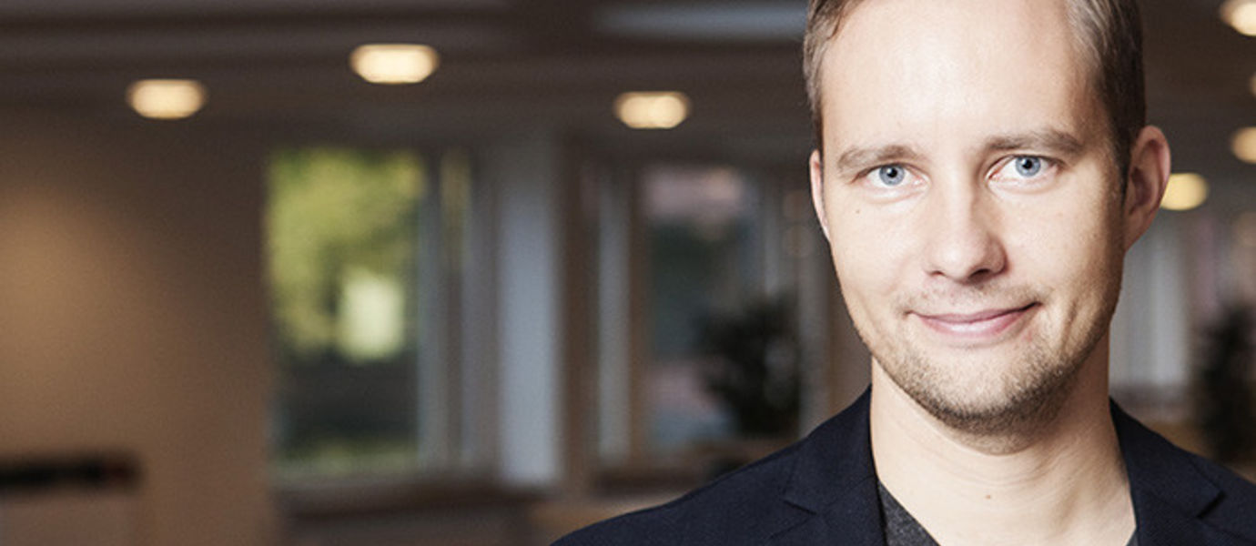 Antti Oulasvirta yhdistää työssään muun muassa tietojenkäsittelytiedettä, kognitiotiedettä ja matemaattista psykologiaa. Kuva Lasse Lecklin