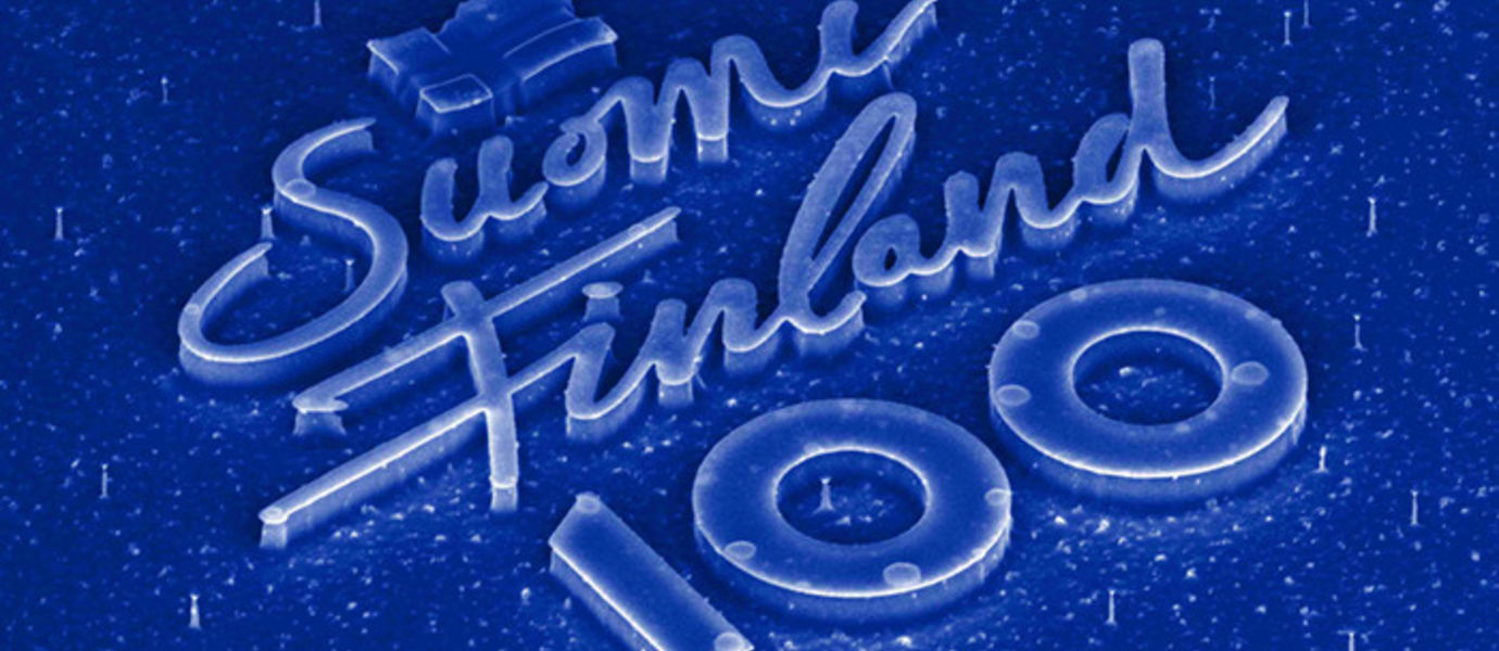 Suomen pienin juhlavuoden logo kahdesta eri kuvakulmasta nähtynä. Ensimmäiseen rakenteeseen kuvioitiin myös lippu. Kuvan alla oleva mittaskaala 5µm on millimetrin kahdessadasosa. Reunasta reunaan on siis matkaa melko tarkkaan millimetrin sadasosa. Kuvat: Nikolai Chekurov/Micronova, Aalto-yliopisto