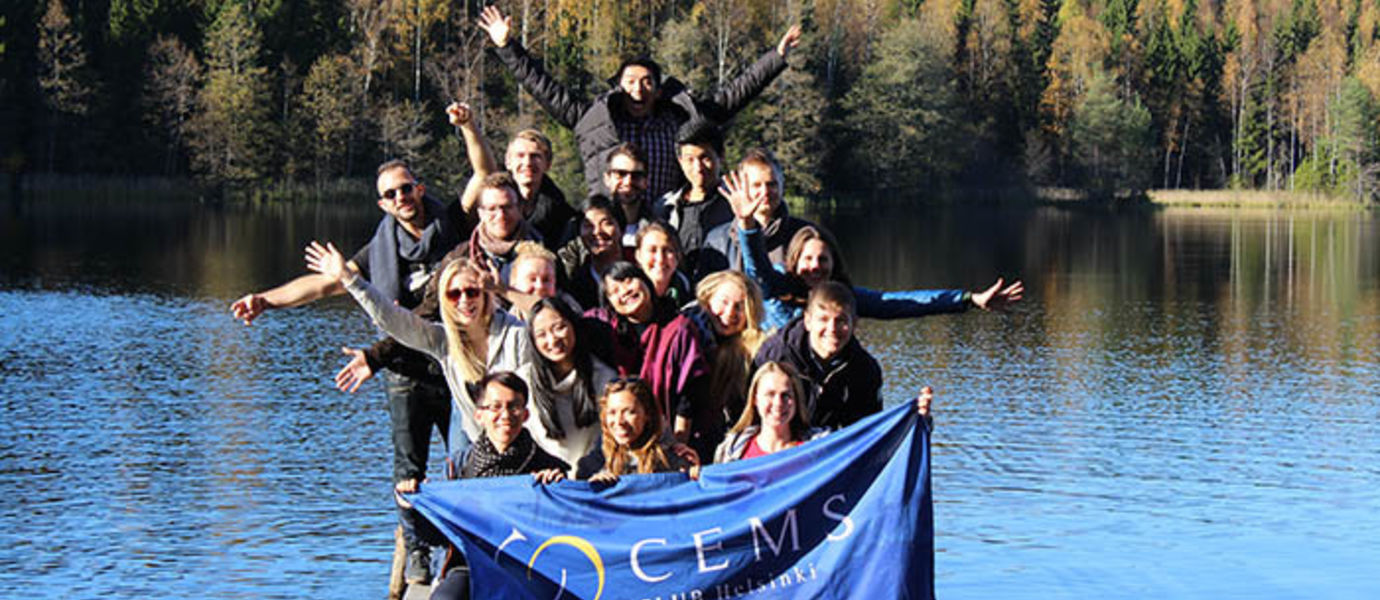 CEMS MIM -opiskelijat mökkiretkellä syksyllä 2016.