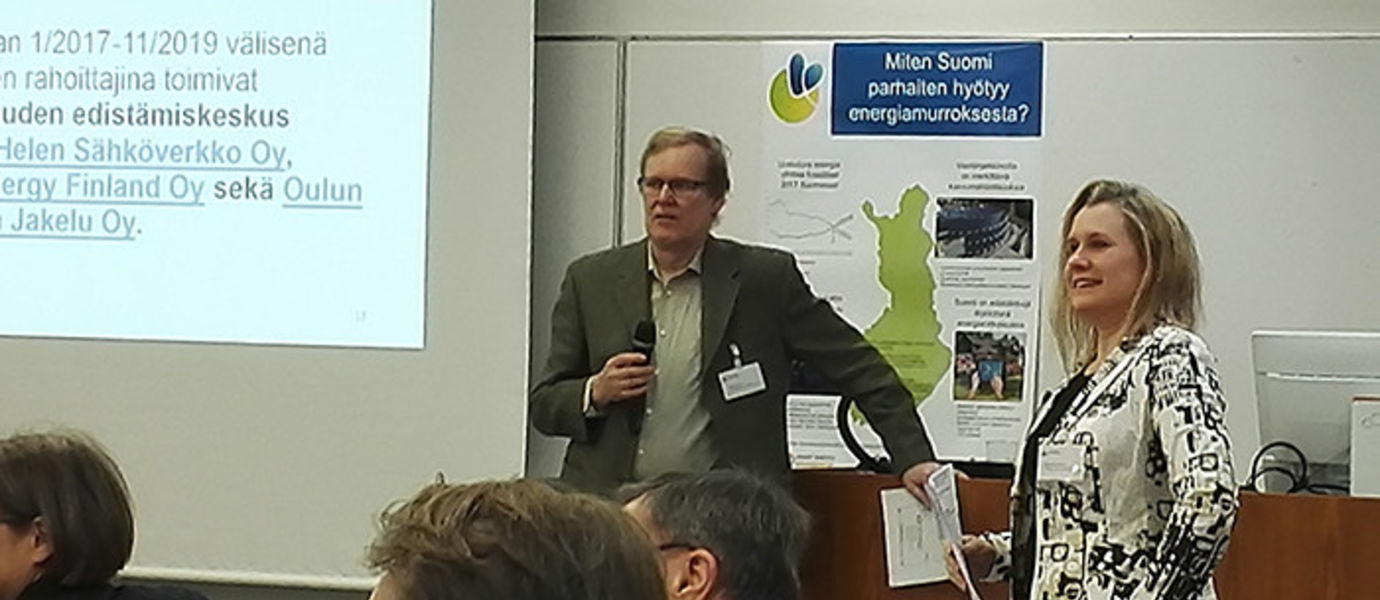Smart Energy Transition -tutkimushanke viitoittaa, millä toimialoilla ja miten Suomi voi menestyä globaalissa energiamurroksessa. Professori Raimo Lovio vasemmalla ja vieressä hankkeen vuorovaikutusjohtaja Karoliina Auvinen.