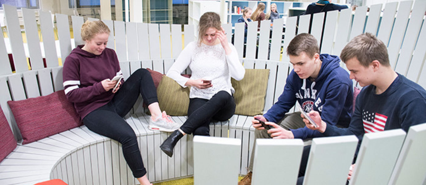 Students of Haukilahti upper secondary school are studying for their first year on the Otaniemi campus. Photo: City of Espooi / Taru Turpeinen.