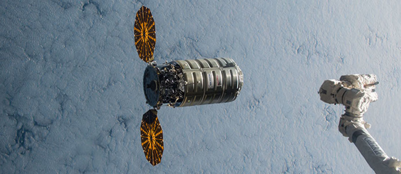Satelliitteja kuljettava Cygnus-avaruusrahtialus telakoitui asemalle klo 13.05. kuva: NASA/ESA